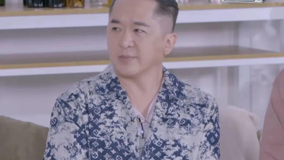 58岁香港富豪分享“三女共侍一夫”，每月给5万，没名分不生育