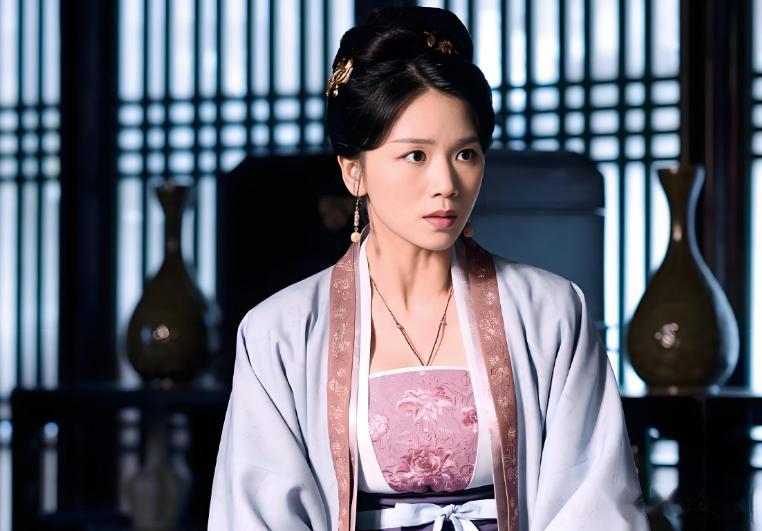 与陈思诚同居三年，王凯迷恋着她，41岁成单亲妈妈的她活成大赢家