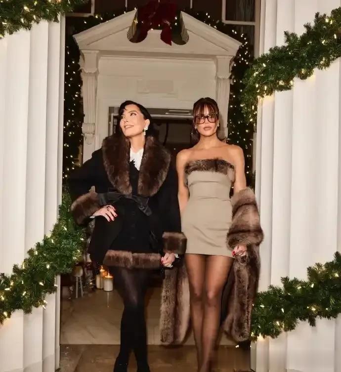 70岁卡戴珊太后与56岁桑切斯同框！同穿黑色裤袜搭皮草，贵气十足