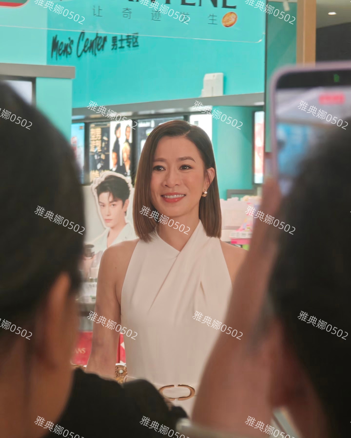 被50岁的佘诗曼惊艳到了,一身白衣的她好女神,身材气质都出众!