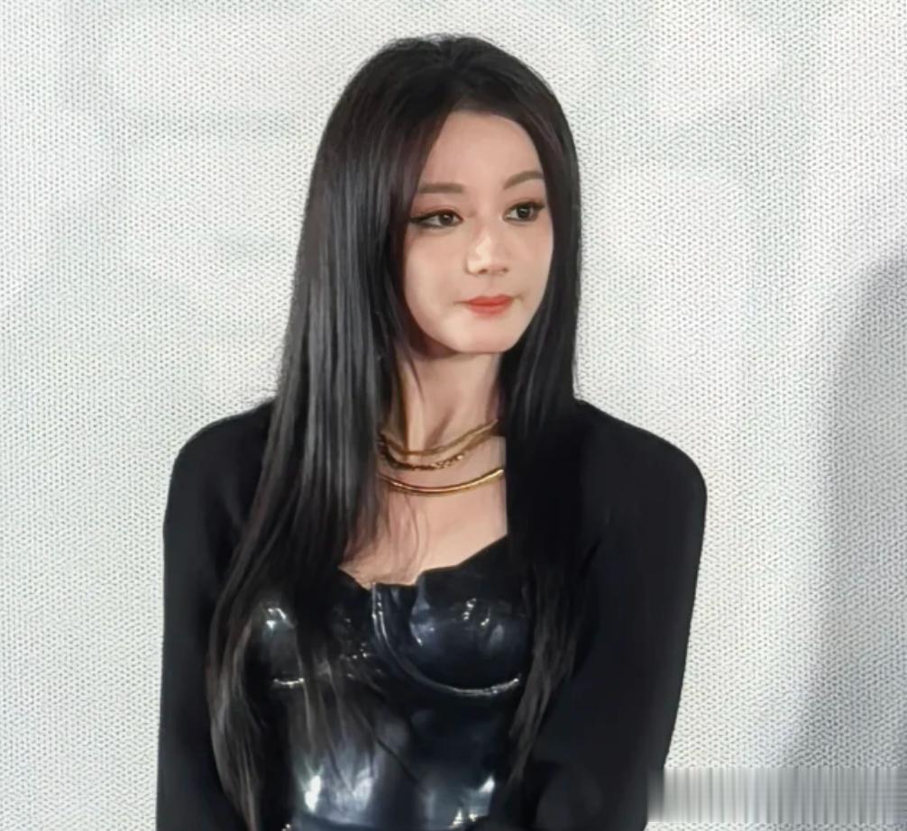 迪丽热巴最新露面状态差，脸部浮肿被质疑医美，浓妆难掩疲态