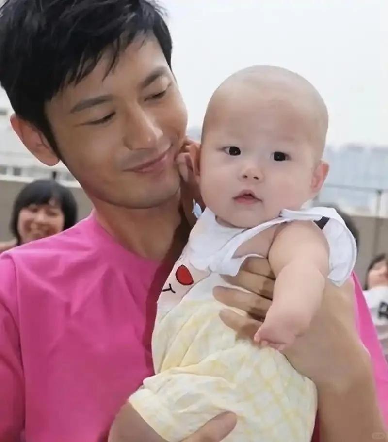 黄晓明没想到，带儿子参加生日宴，女儿却成焦点，杨颖的DNA被赞