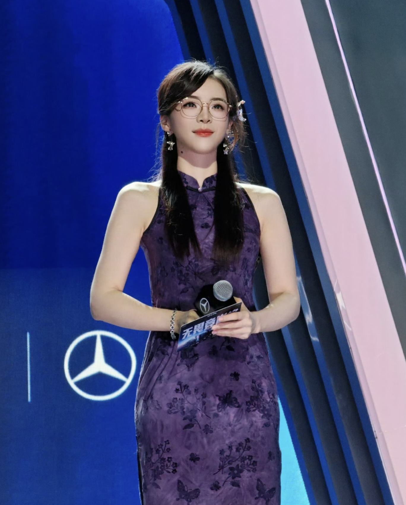 余霜阿姨|紫色旗袍+金丝眼镜，这身材比例谁看了不夸