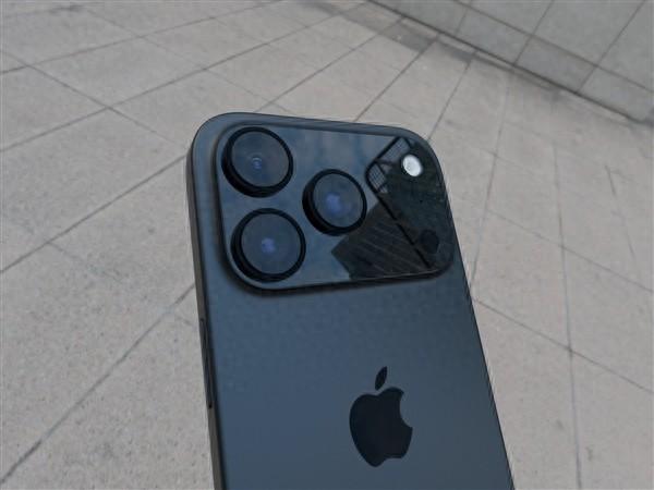 iPhone 17 Pro机模现身 网友:看着看着就顺眼了