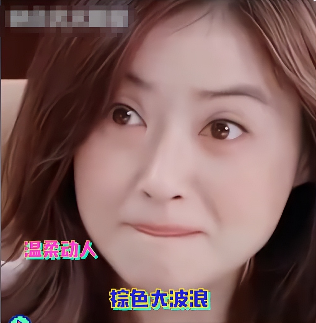 蒋欣近况曝光,脸凹又垂瘦成皮包骨,穿53块衬衫现身机场超惹眼