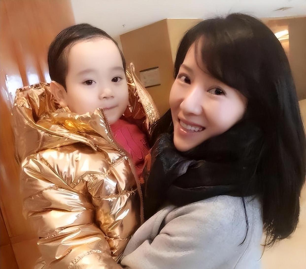 李念和富豪老公罕见秀恩爱,她老公没想到还是很帅的