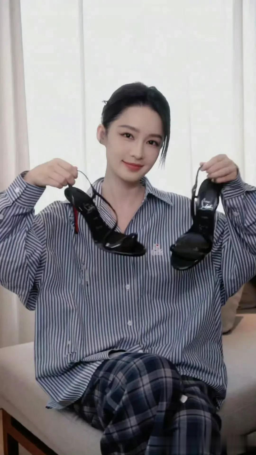 李沁大方展示自己的红底高跟凉鞋