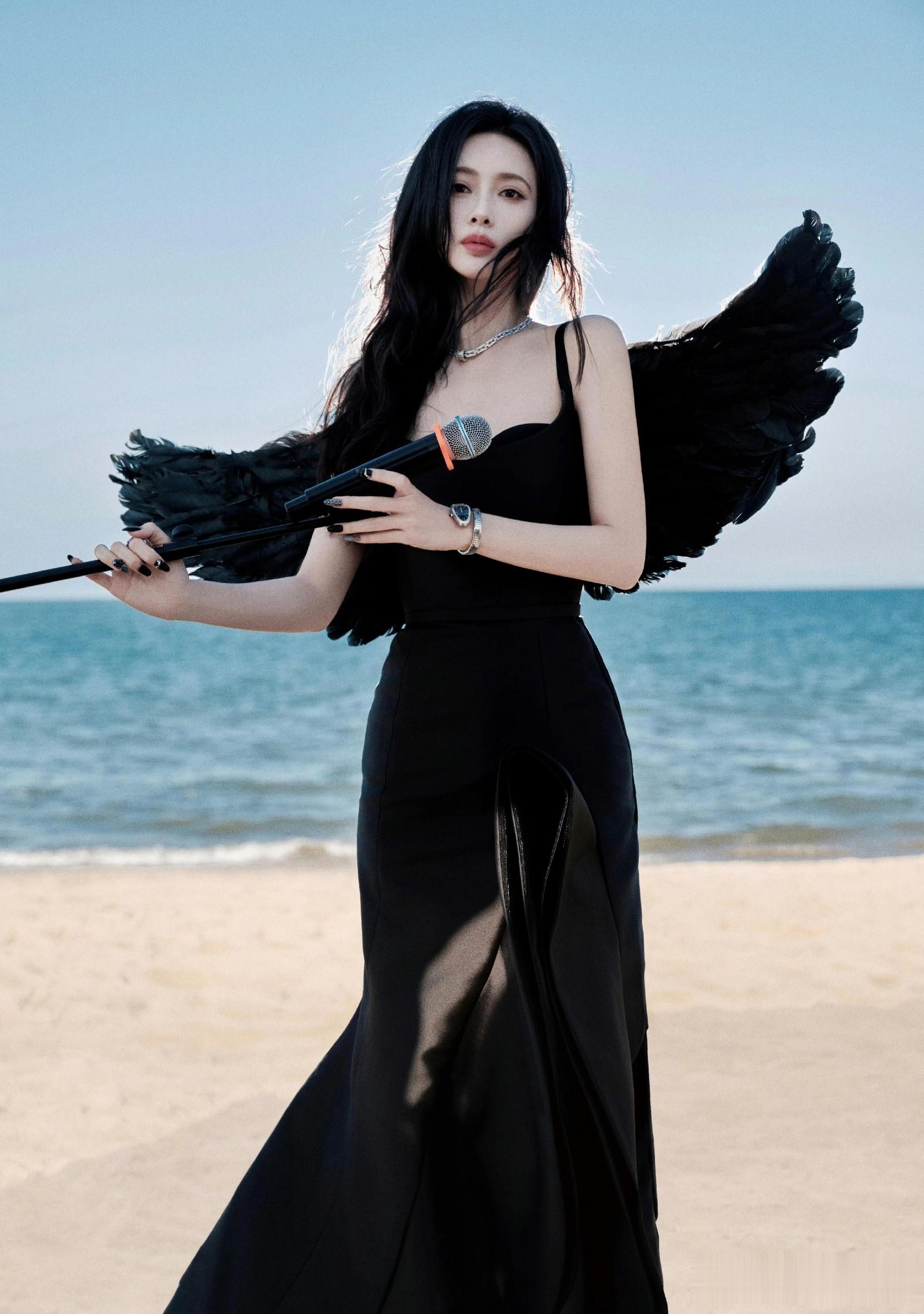 孟子义今日湖南卫视跨年晚会，穿黑色抹胸开叉礼服裙