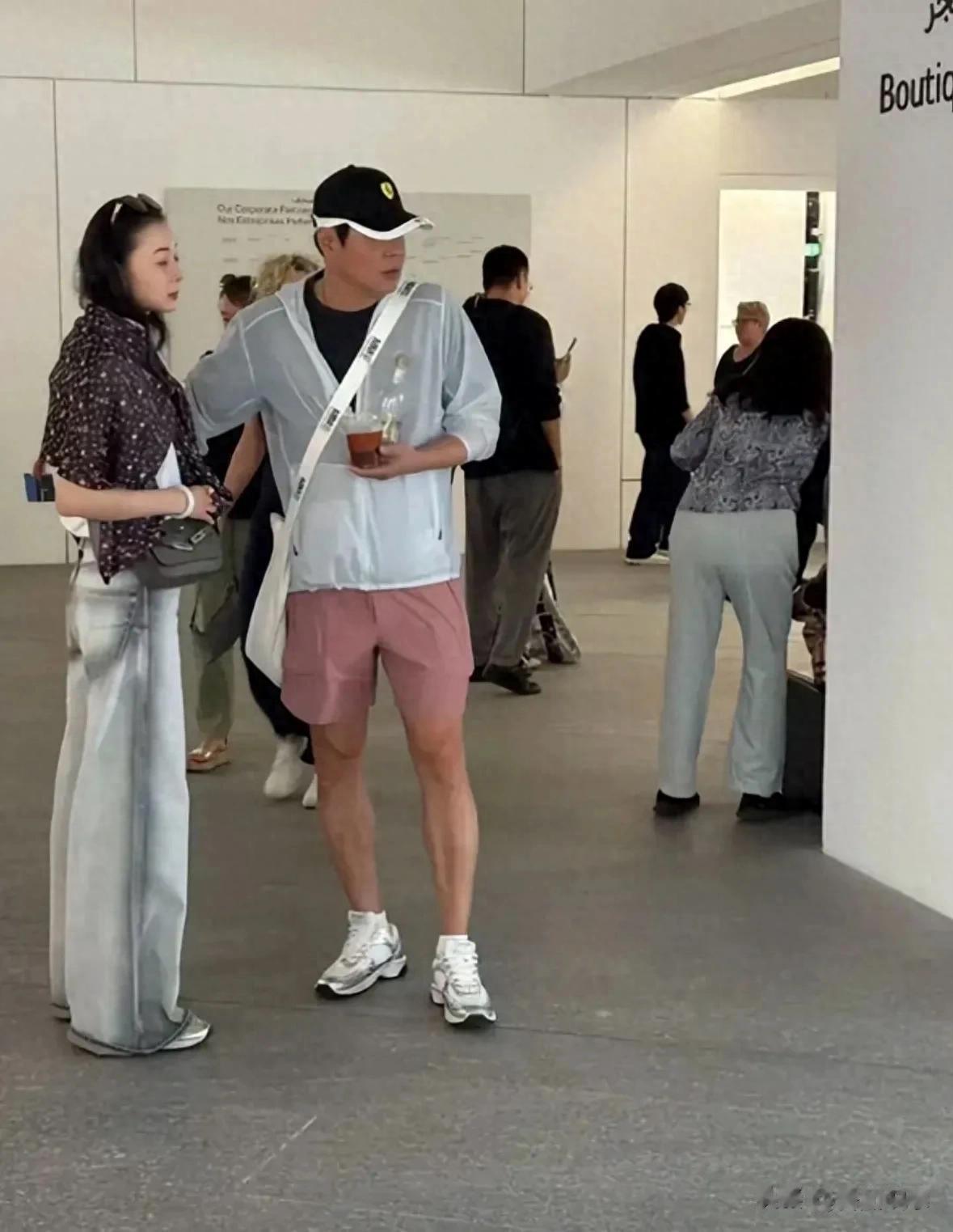 范志毅一家法国被偶遇，娇妻打扮太时髦，他站旁边真成保镖了