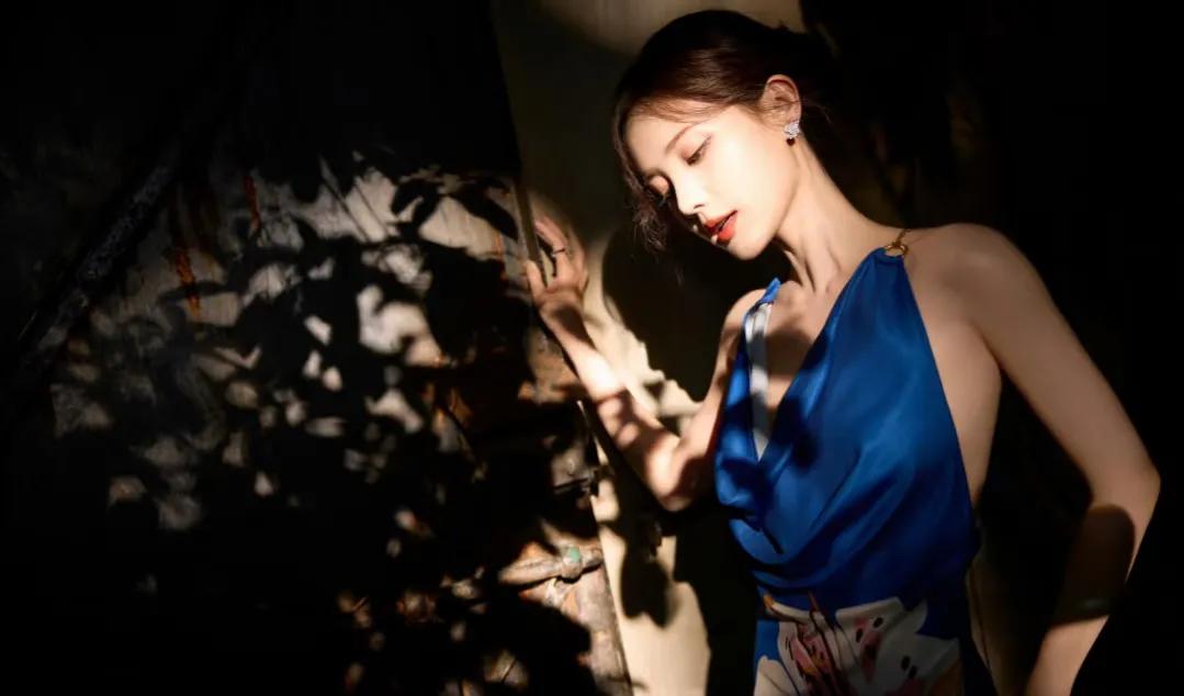 李一桐蓝裙造型，深V露背配花朵印花，盘发更显优雅气质