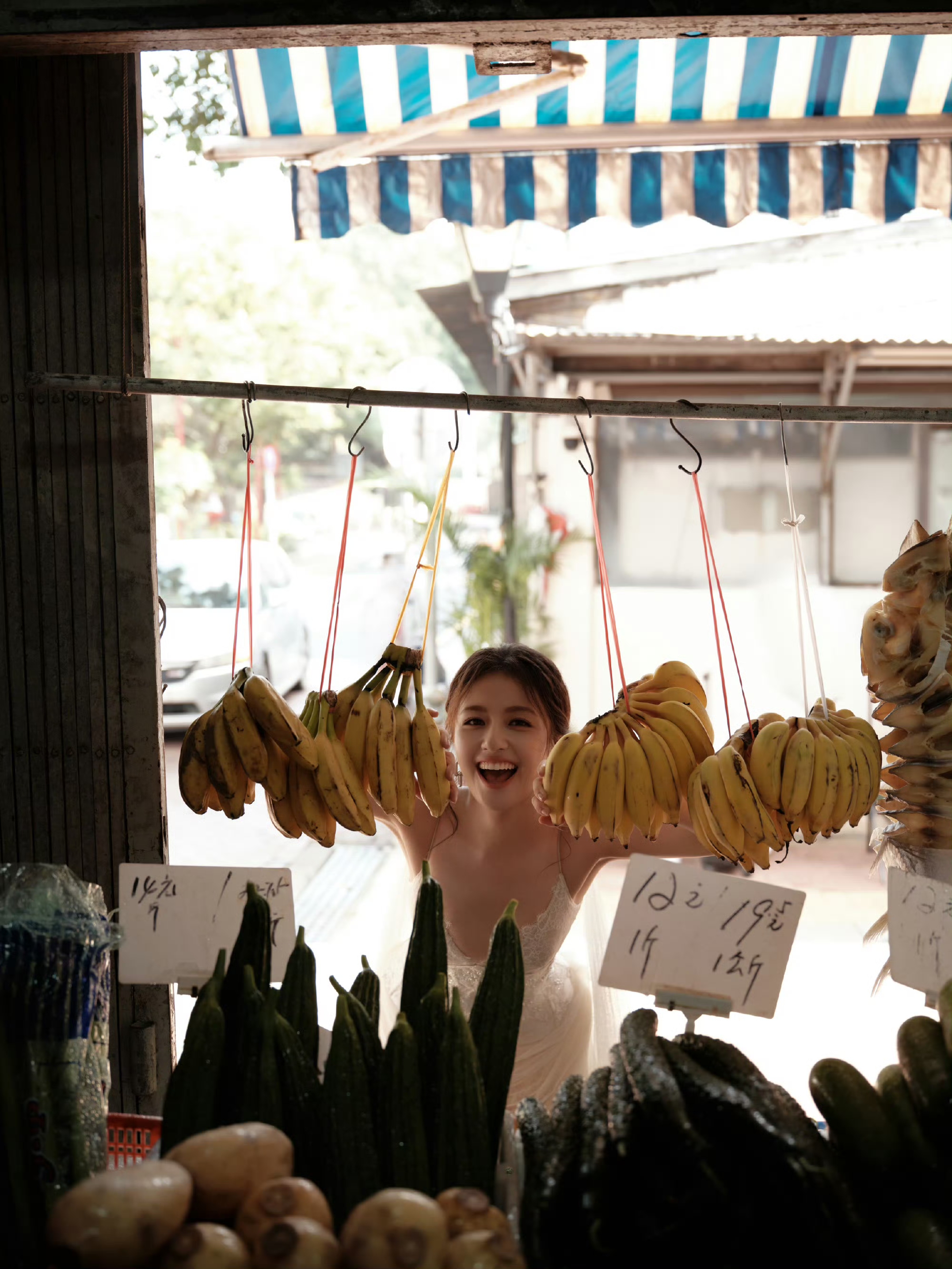 李兰迪尖叫夜两套造型 红玫瑰刺绣裙妩媚多姿 蕾丝深V裙又纯又欲