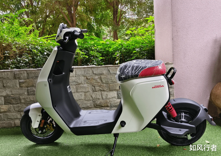 除了“自放电”以外,这3个配置一直在耗电,影响电动车续航里程