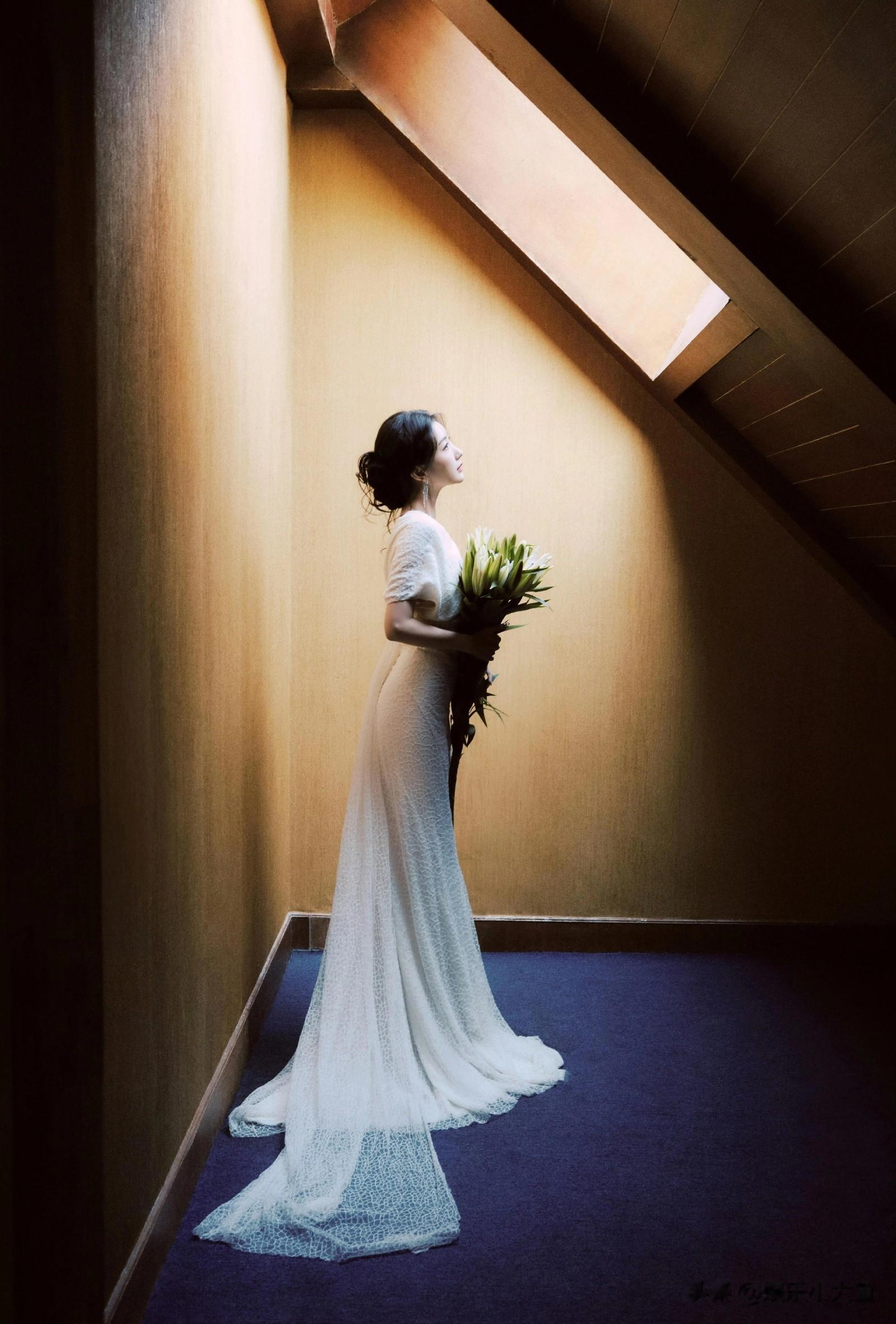 毛晓彤出席微博视界大会，白色露肩礼服裙发髻低挽，腰肢纤细好美