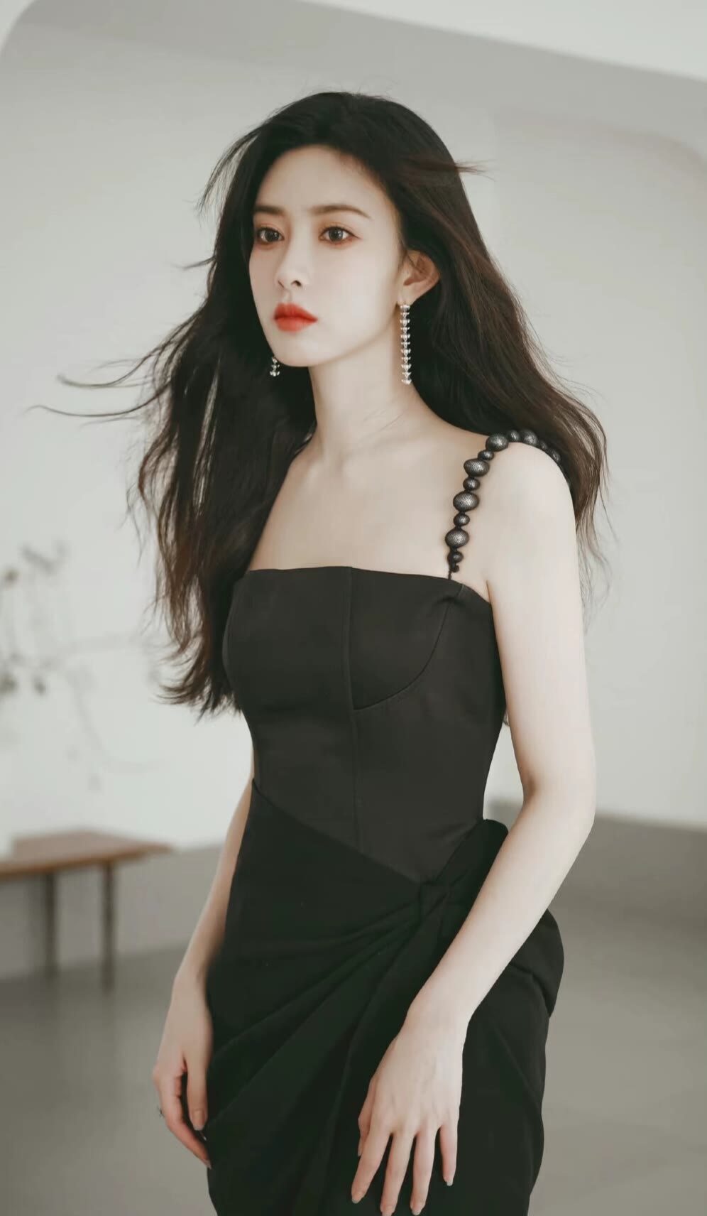 内娱造型黑马!孟子义黑纱礼裙气场全开