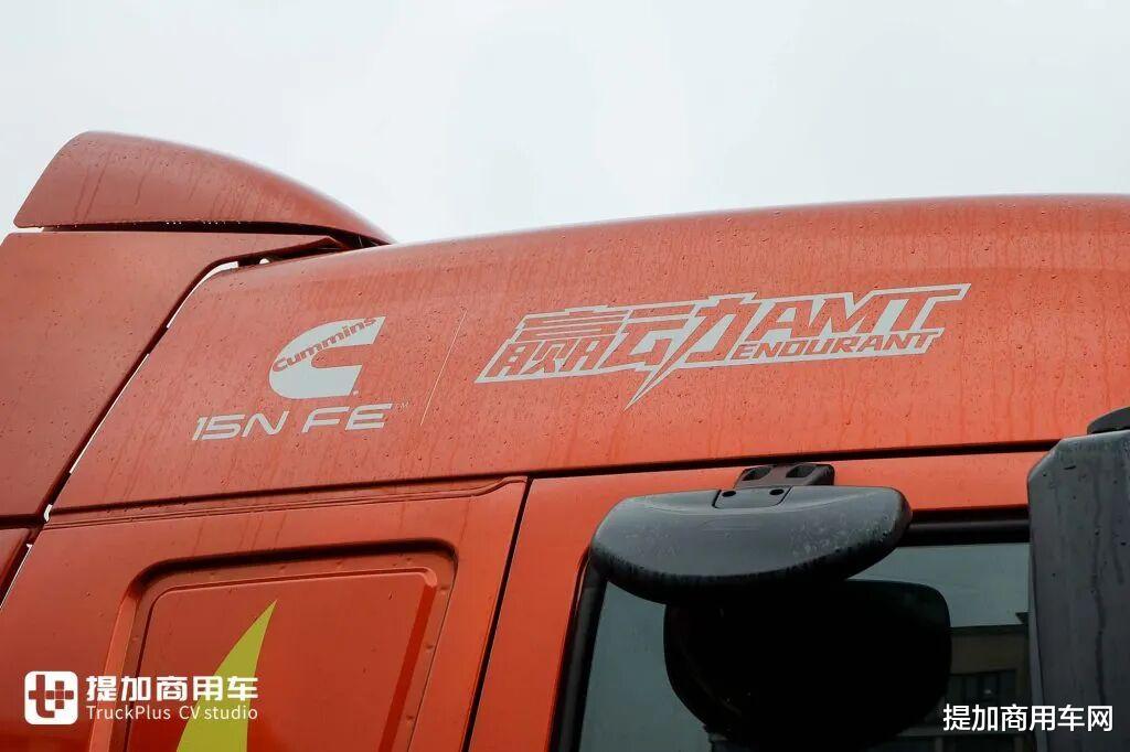 630匹大马力！康明斯一体化动力链加持，联合重卡金凤凰天然气牵引车实拍！