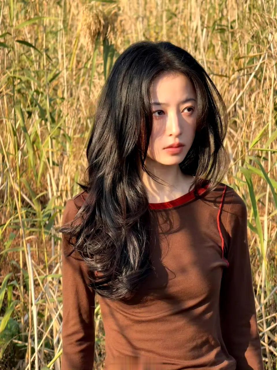 周雨彤复古文艺穿搭日常look，长款棕色风衣与同色系碎花半裙叠搭