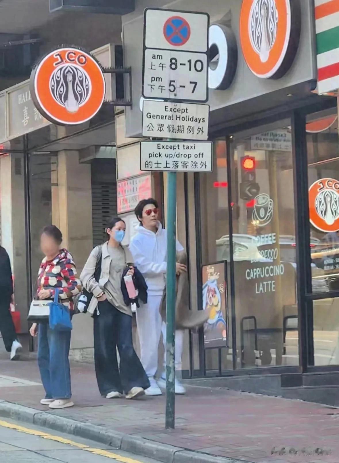 网友香港偶遇郭碧婷向佐！恩爱逛街超甜蜜，向佐简单打扮帅回来了