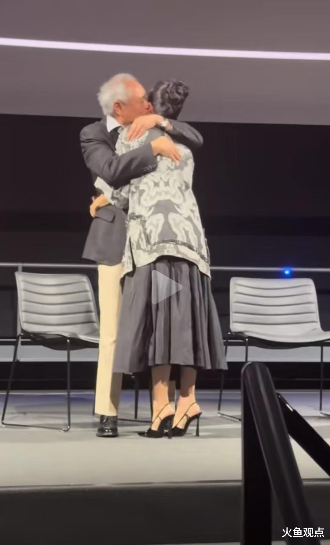 章子怡的母亲节：独在美国倍感失落，工作现场被李安拥吻再话珍惜