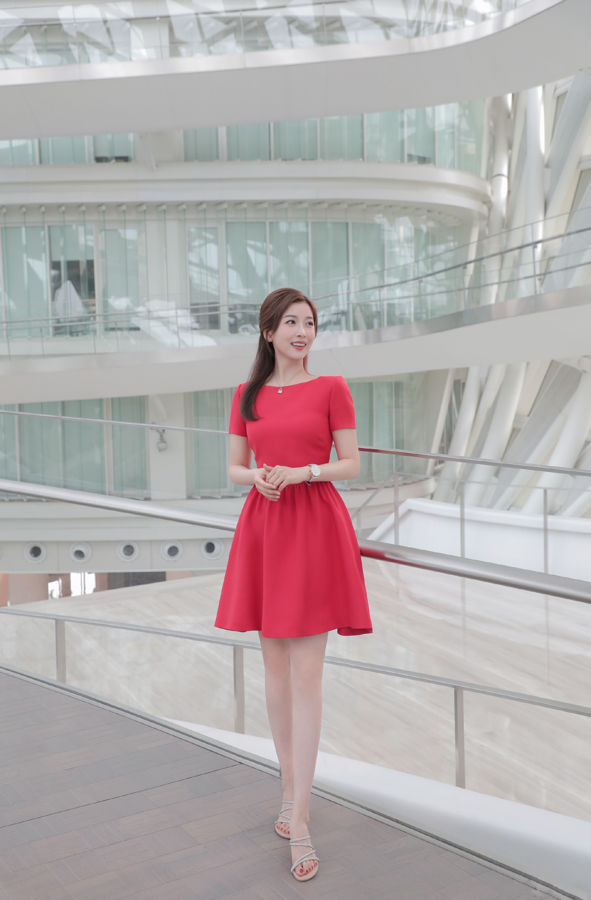 凤凰卫视主持人,朱梓橦的美腿美脚