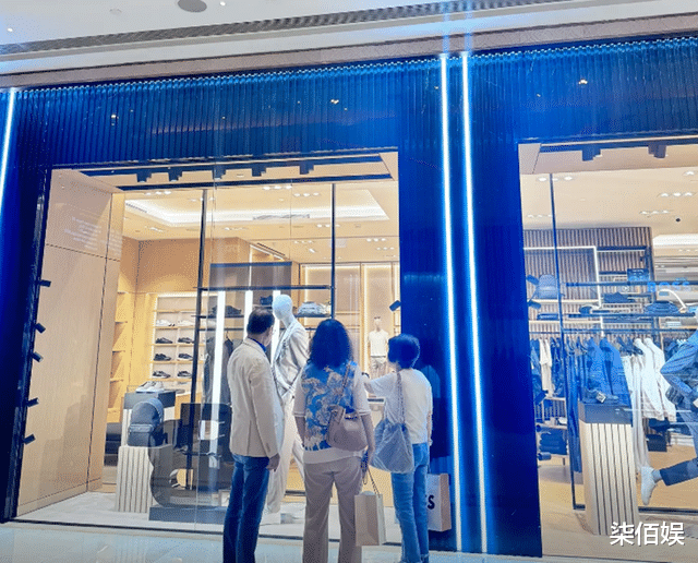 林心如父母露面,75岁林爸180高个好显年轻,与林妈复婚后很甜蜜