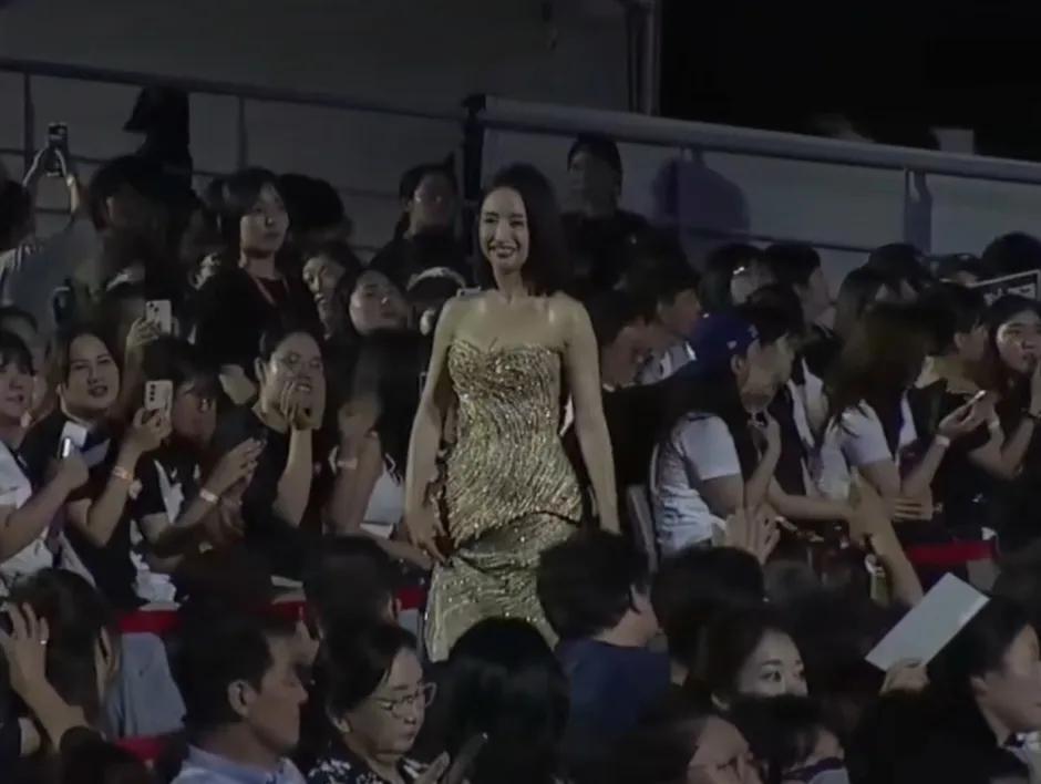 林依晨亮相釜山红毯，她穿鎏金裙腰身粗一圈，二胎产后还没恢复好