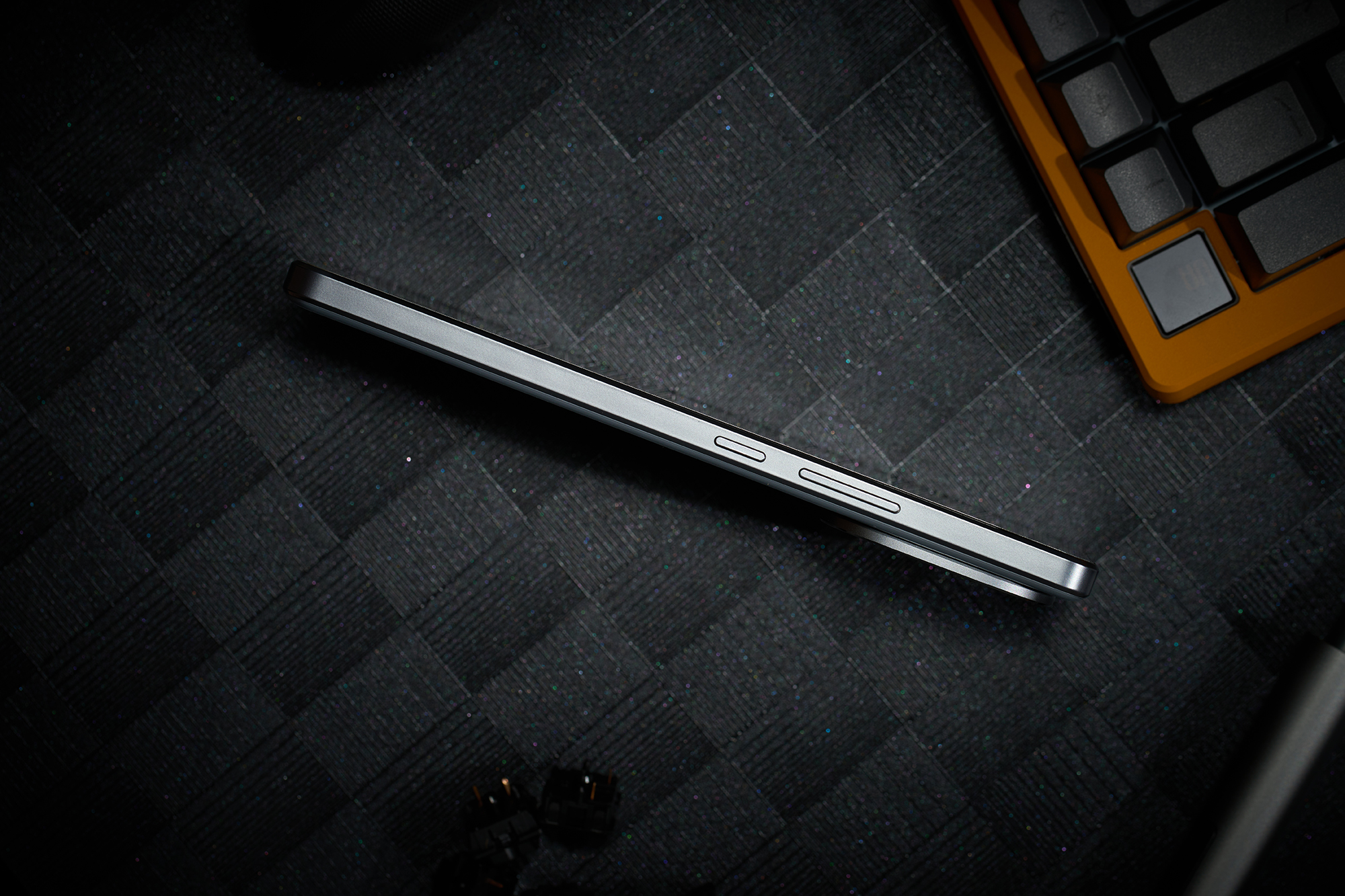 iQOO Z10 Turbo+:极地灰撞色美学,实力 “秒杀” 同档机型