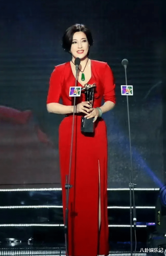 刘晓庆现身戛纳街头！一身黑白波点连衣裙被嘲土，气场却很强大