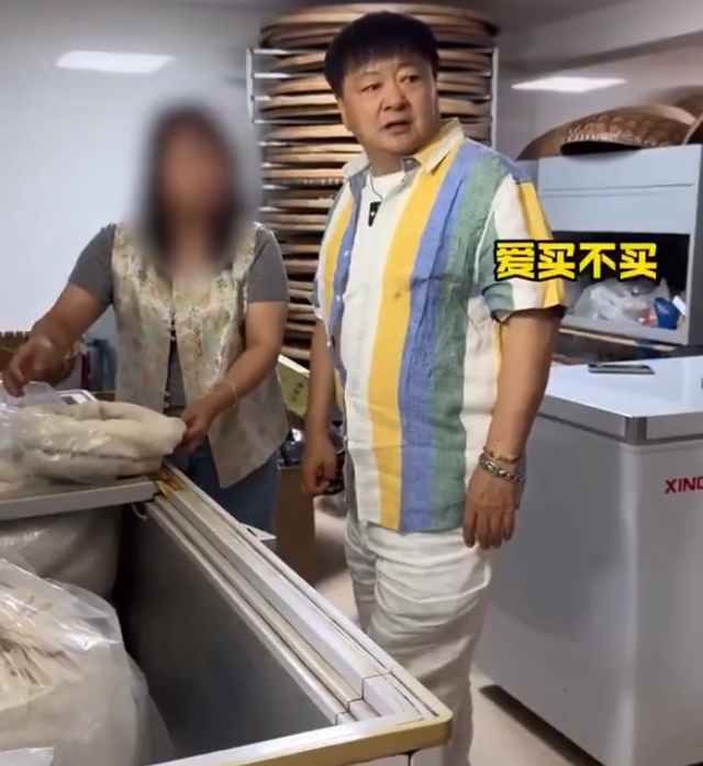 “老戏骨”洪剑涛喝茶被怼后续:老板身份曝光,怪不得如此嚣张