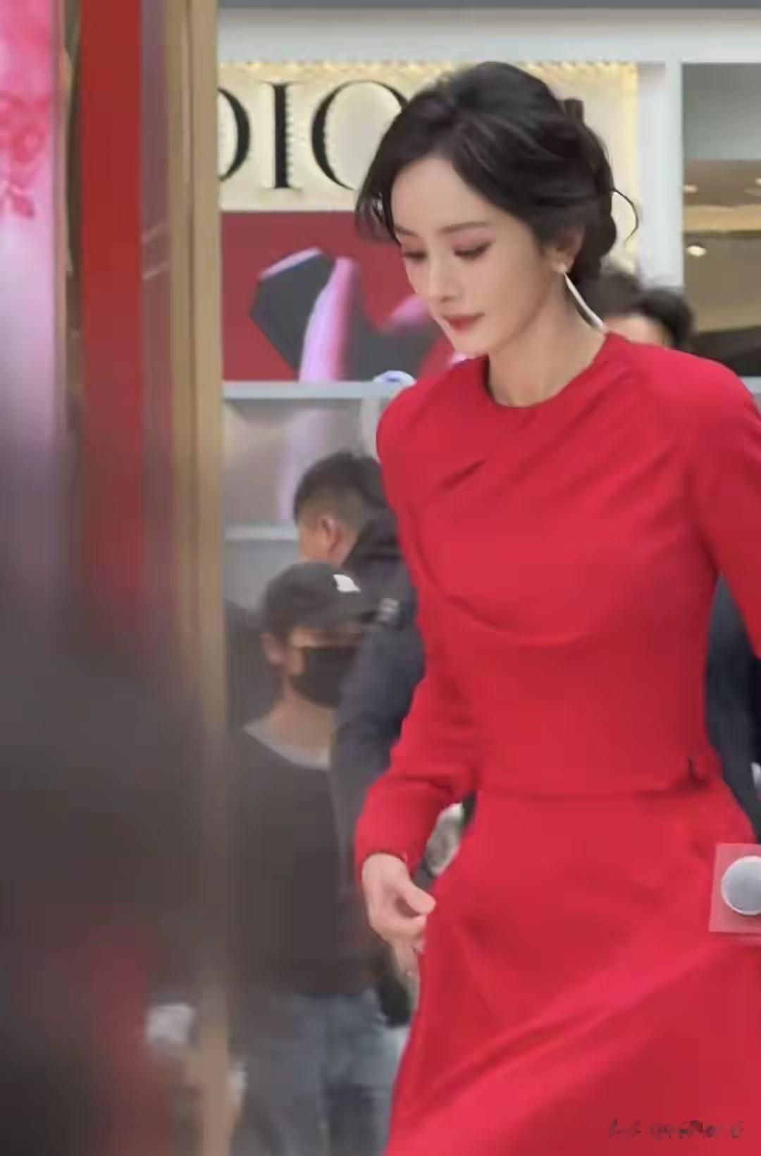 杨幂一袭红裙现身深圳，妈咪级别颜值封神，路人看呆直拍