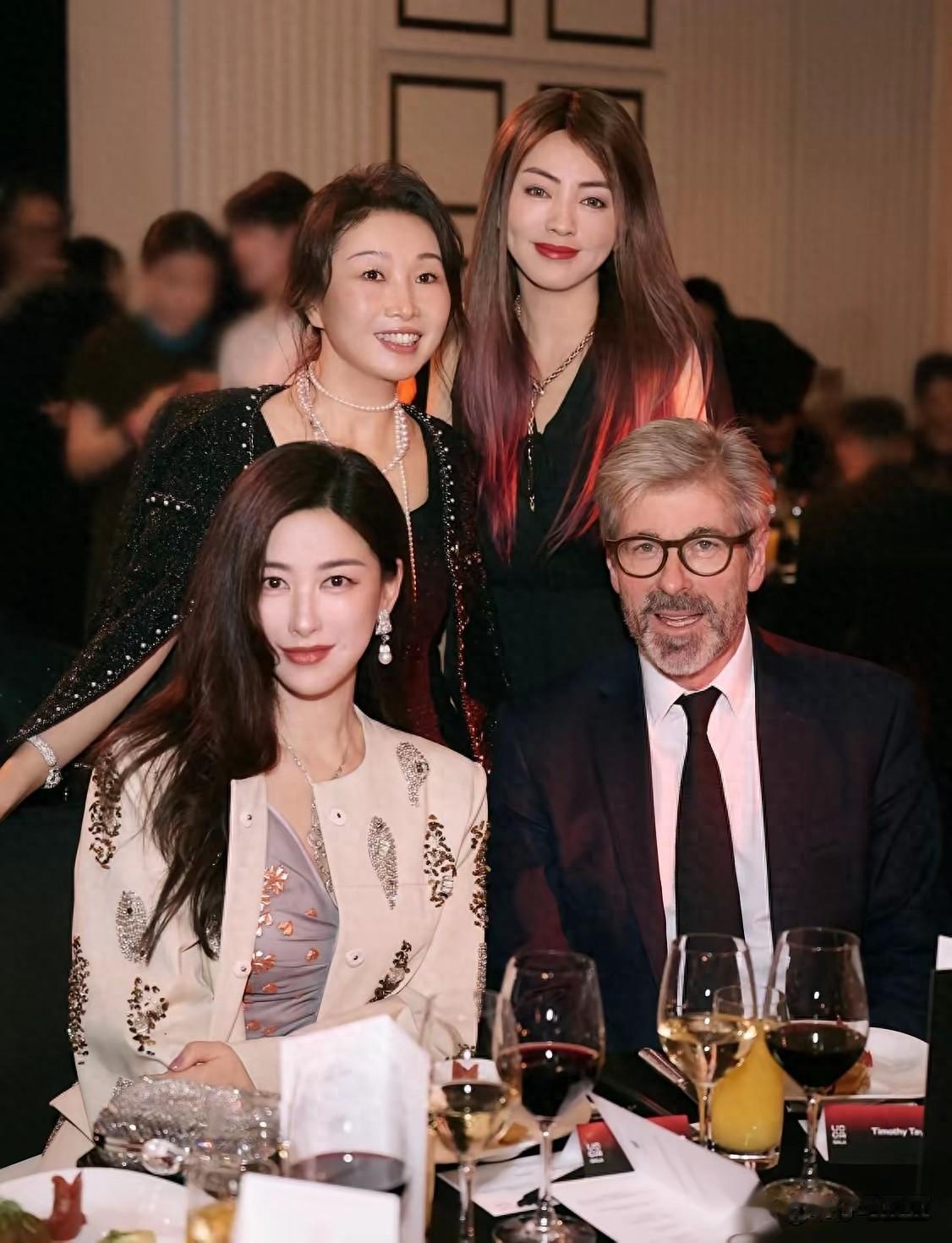 什么是明星，明星就是在一群人里第一眼就能看见她，朱珠就是！