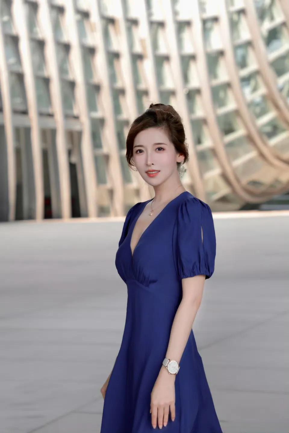 凤凰网主持人朱梓橦淡蓝色长裙高跟真有气质