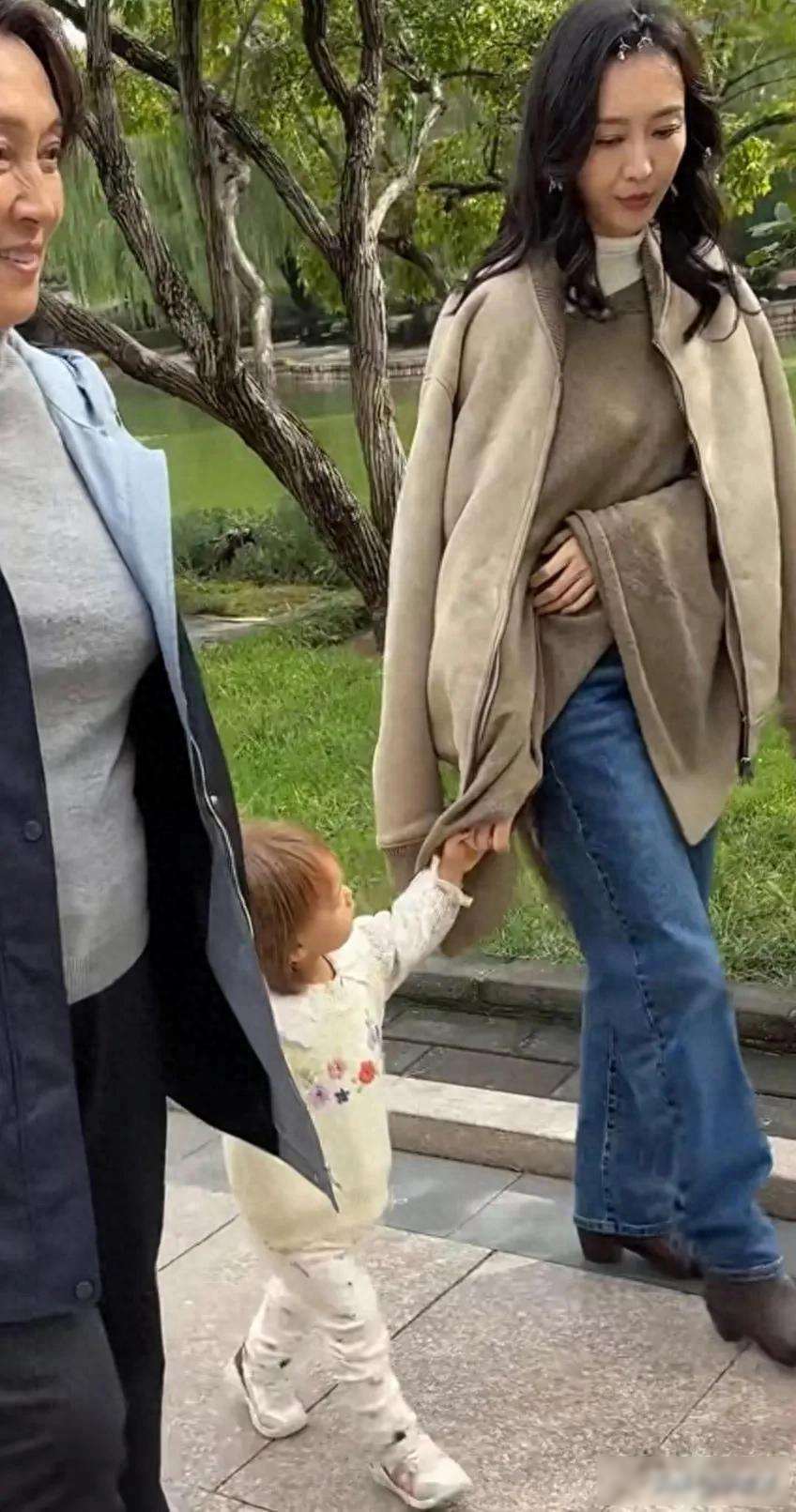 43岁王鸥没想到,低调生下的2岁女儿,如今竟让自己“口碑暴增”