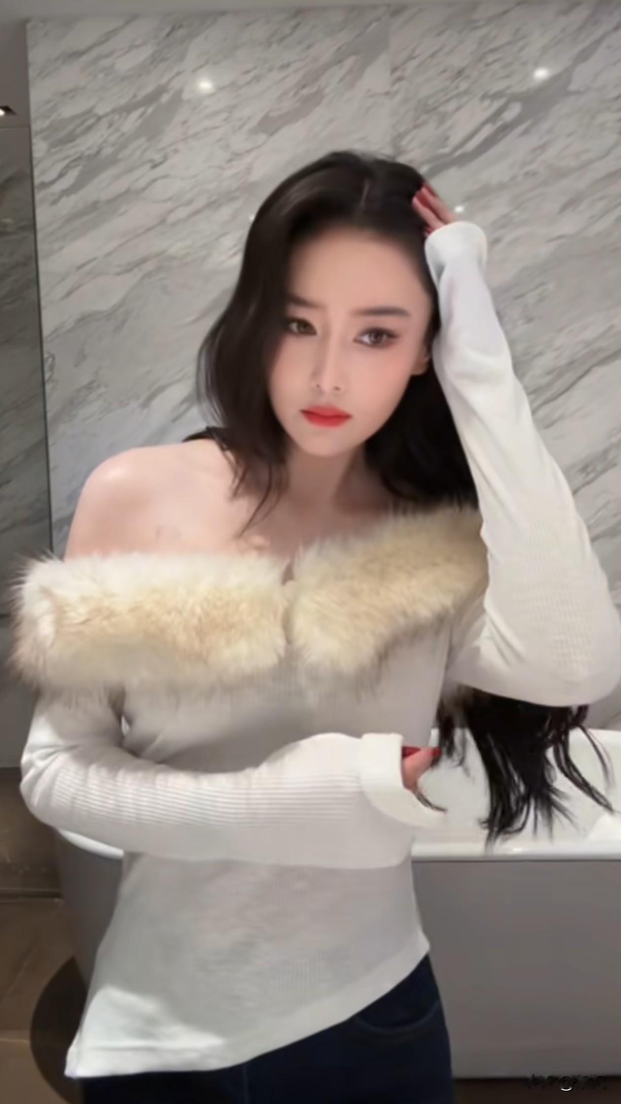 38岁张馨予最新穿搭：微卷发+一字肩打底衫，大气明媚 何捷好福气