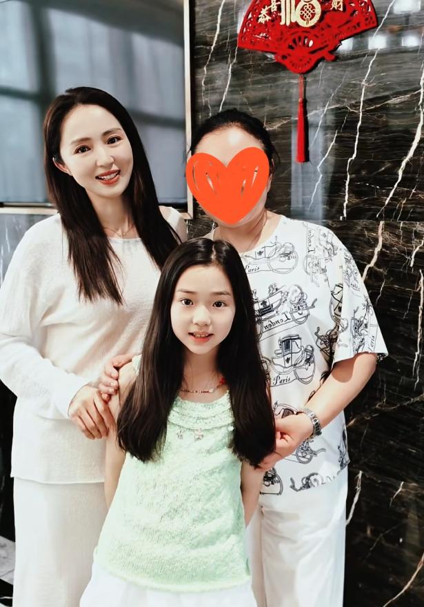 董璇一家三亚过小年！和小酒窝逛街吃海鲜大餐，小腹隆起疑怀二胎