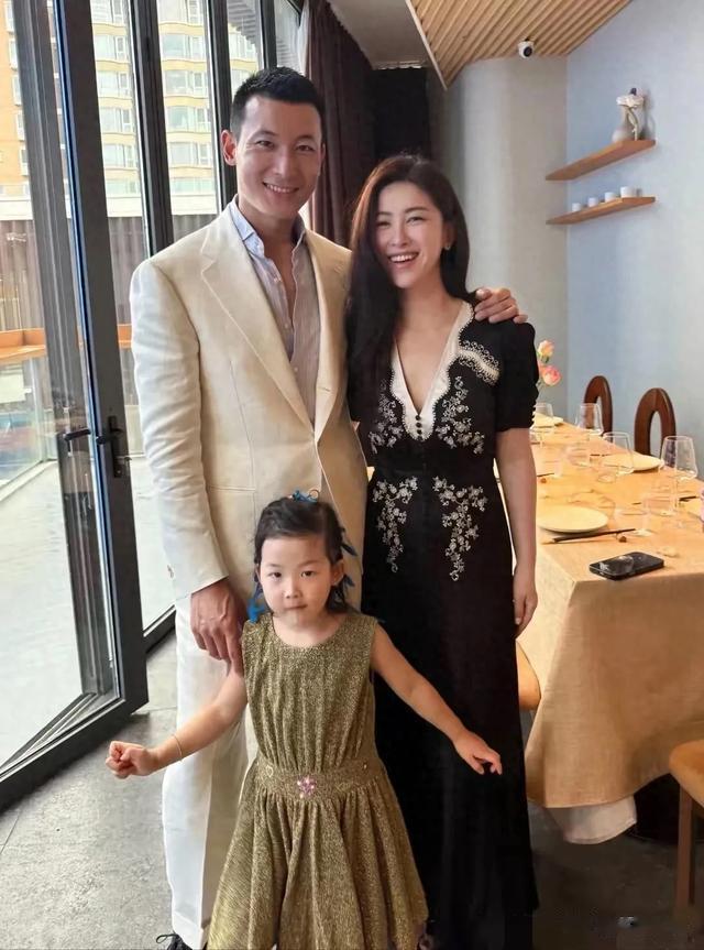 朱珠41岁生日全家福曝光!刘亦菲低调庆生,真实身材引爆审美革命