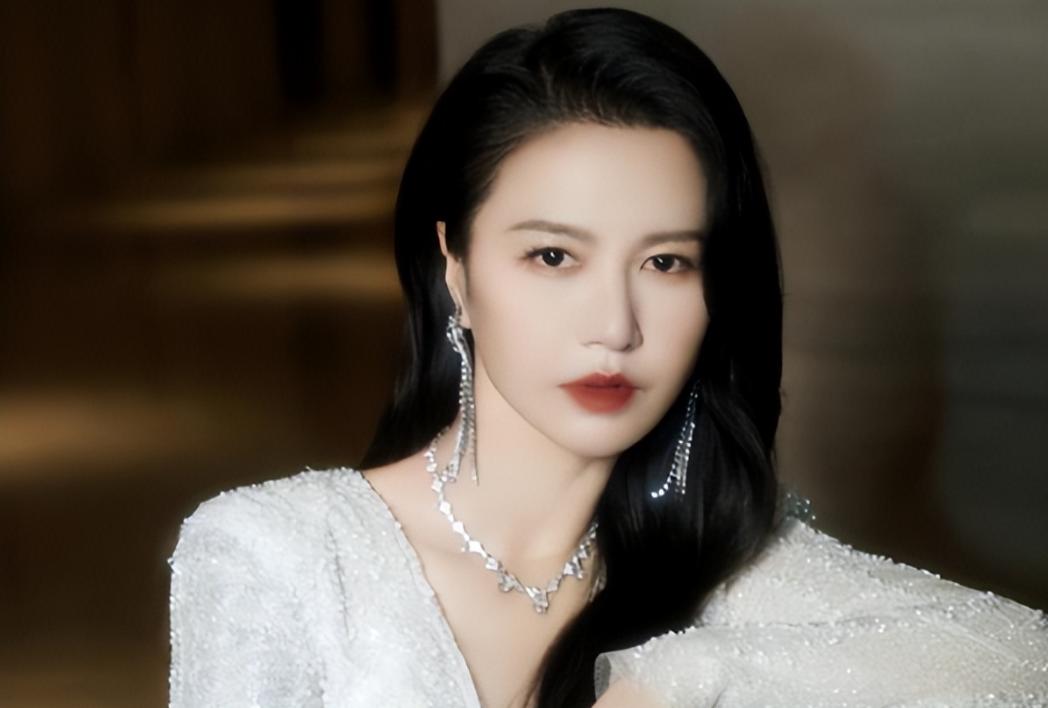 这次被央视“点名”的谭维维，暴露真实处境，原来刘欢当初没说谎