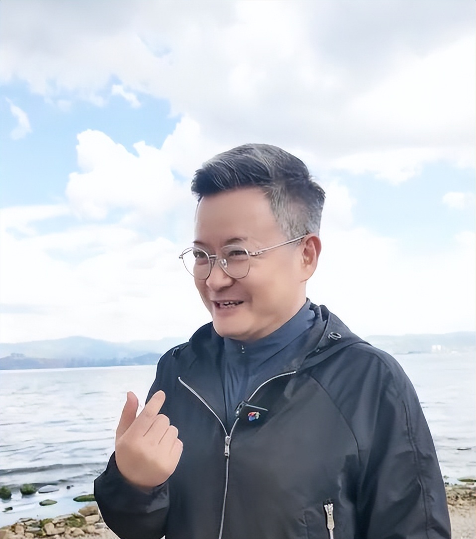 他是央视知名主持人,31岁因一句话离央视赴美国,如今51岁怎样了