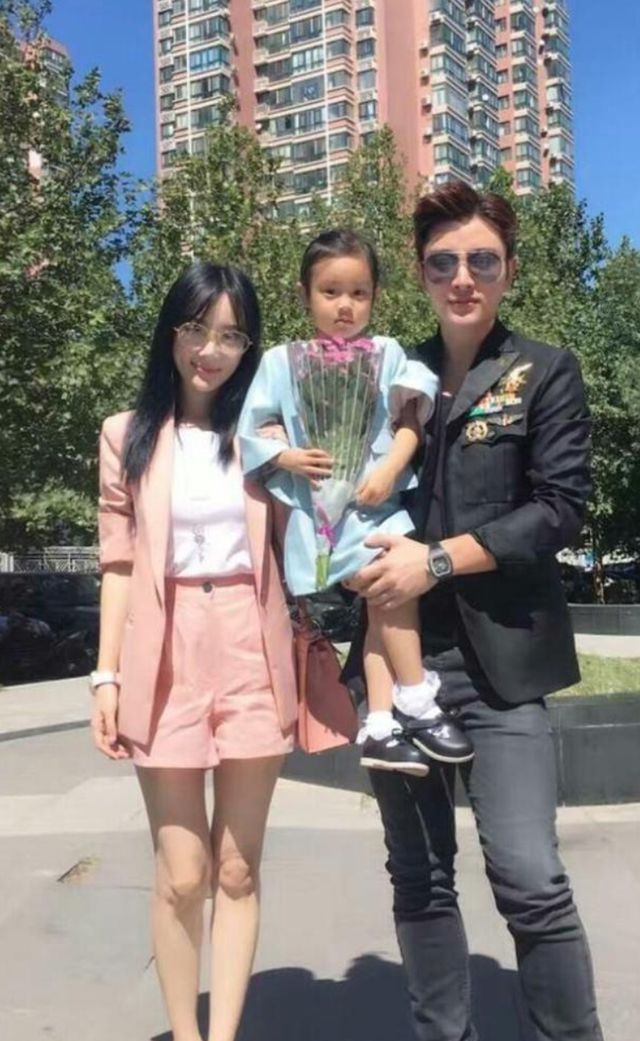 贾乃亮复合无望,女儿甜馨让网友不用劝父母复合了,真是人小鬼大