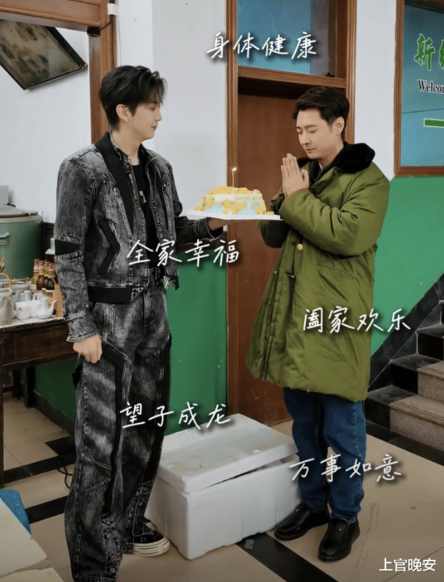 张丹峰44岁生日，张镐濂探班为其庆生父子俩乐开怀，未见洪欣身影