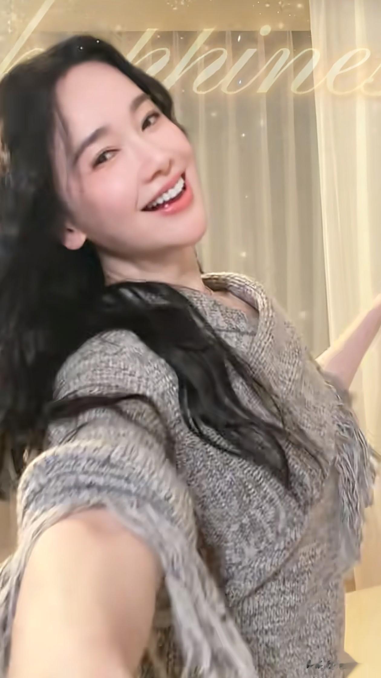 48岁左小青跳手势舞：油画卷+毛衣，时髦又减龄，状态好得像28岁