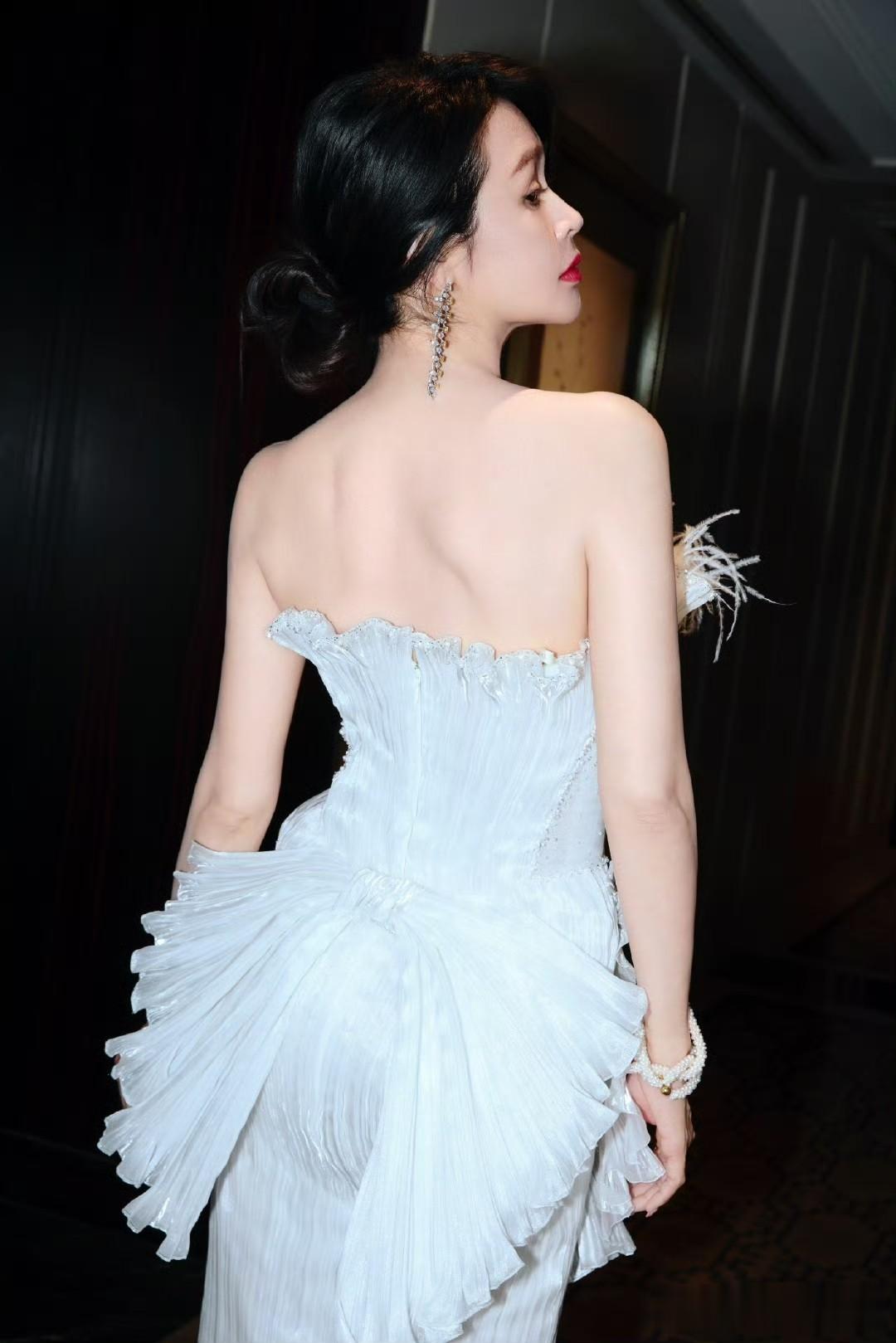 于明加，韵味十足的白纱裙穿搭。