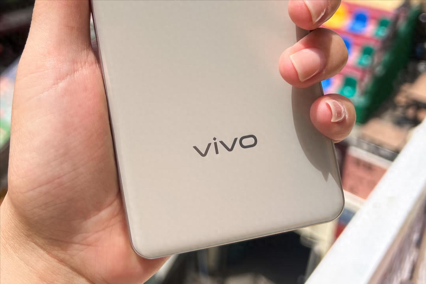 vivo誠意十足，發布三個月跌至1417元，天璣8400+144HZ直屏