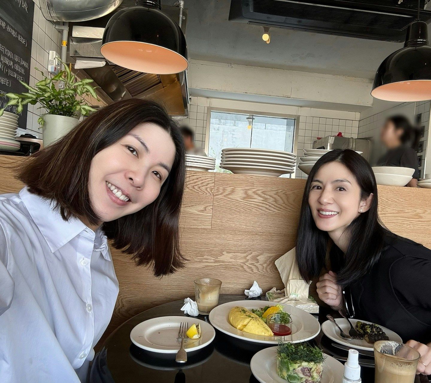 51岁杨采妮回港聚会 公开超冻龄状态