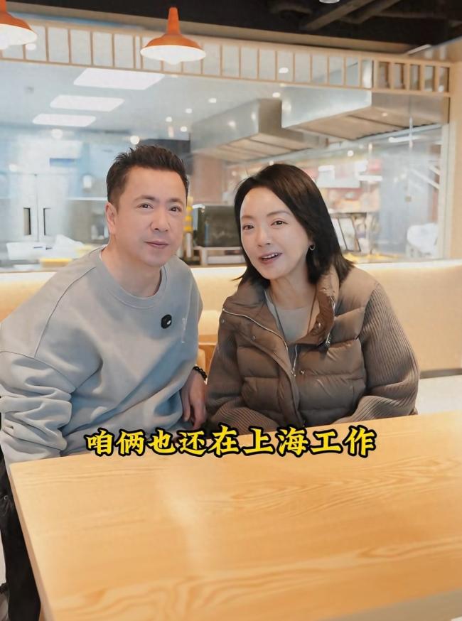 王中磊破产后小年过的太寒酸！和老婆小店吃汤圆，端盘喂她忙不停