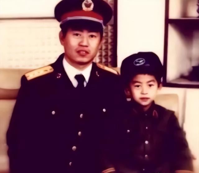 他们原来是夫妻,两人恩爱27年,李健42岁凭借《狂飙》出圈