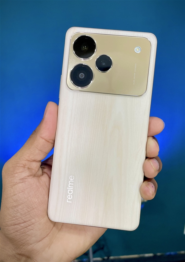 截胡蘋果！真我新機突然官宣：鏡頭排布跟iP17 Pro一樣