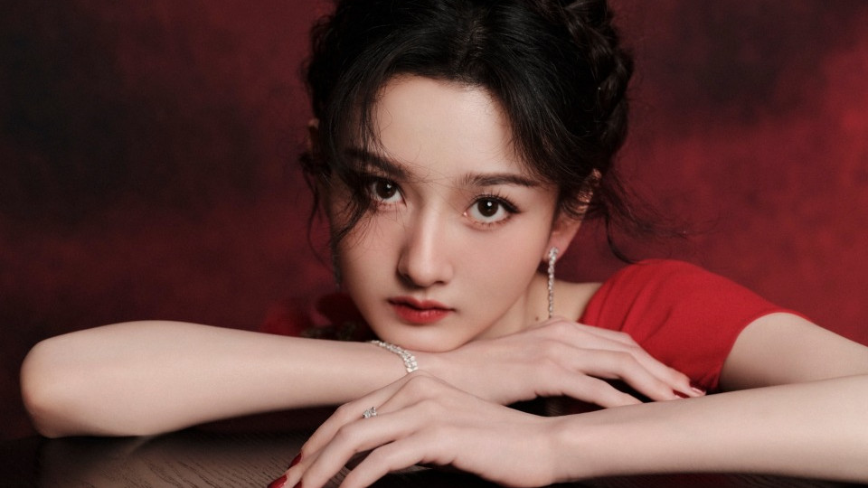 容祖儿惊艳亮相：红色披风与优雅气场完美结合！