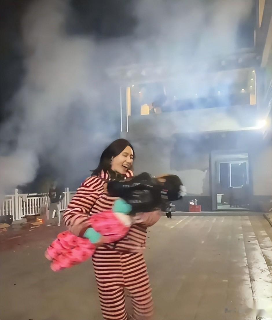 李亚鹏前妻回娘家过年，住村里山上大别墅，三层楼院子大到能跑步