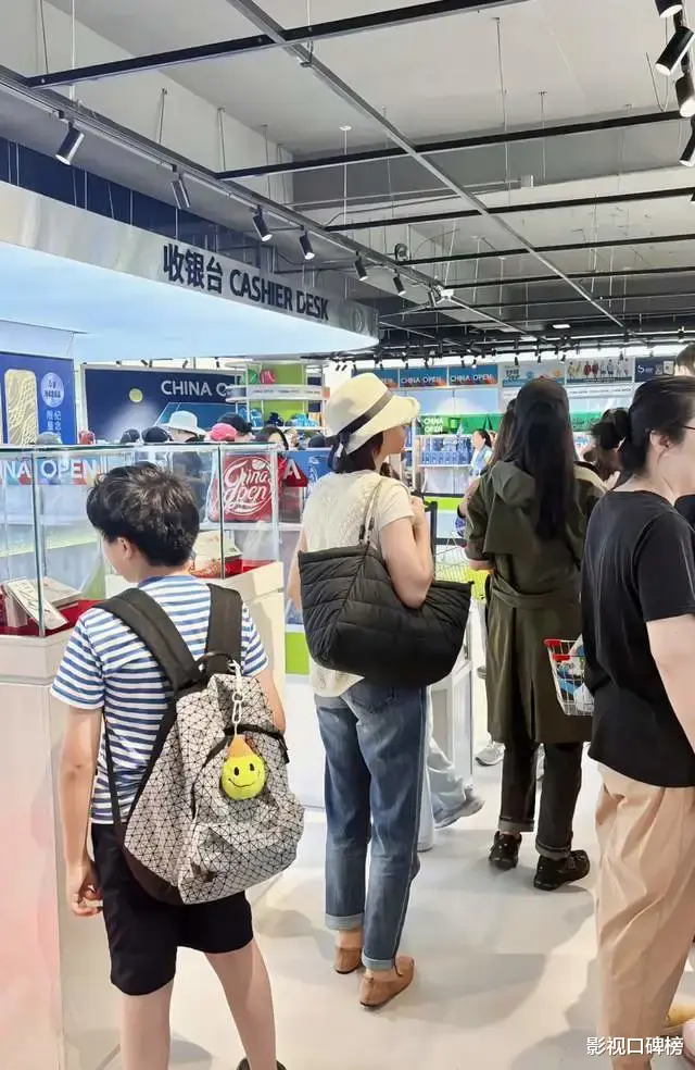 董卿带儿子看网球比赛，她穿旧衣服，状态很好，胳膊上肉肉的胖了