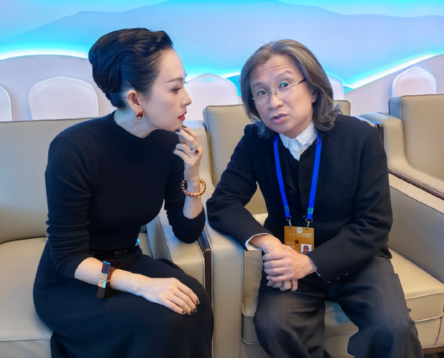 华表奖这晚，座次暴露江湖地位，成龙陈凯歌坐一边，C位雷打不动